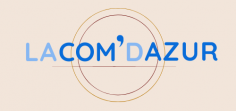 Logo de marque La Com D'azur, sur fond beige, text écrit en bleu clair et bleu foncé. Deux ronds marron clair et foncé pour souligné le tout.